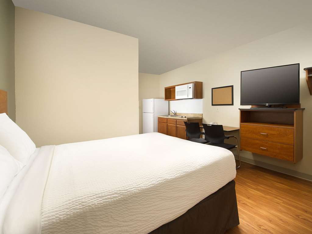 Woodspring Suites Kansas City Liberty Room photo