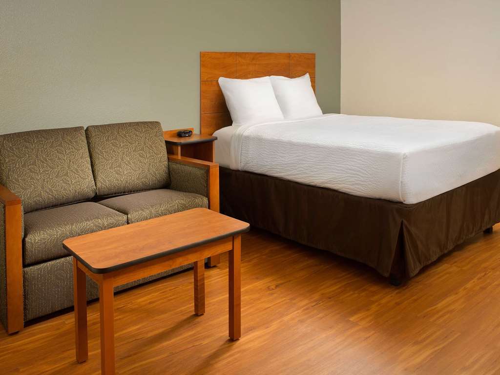 Woodspring Suites Kansas City Liberty Room photo